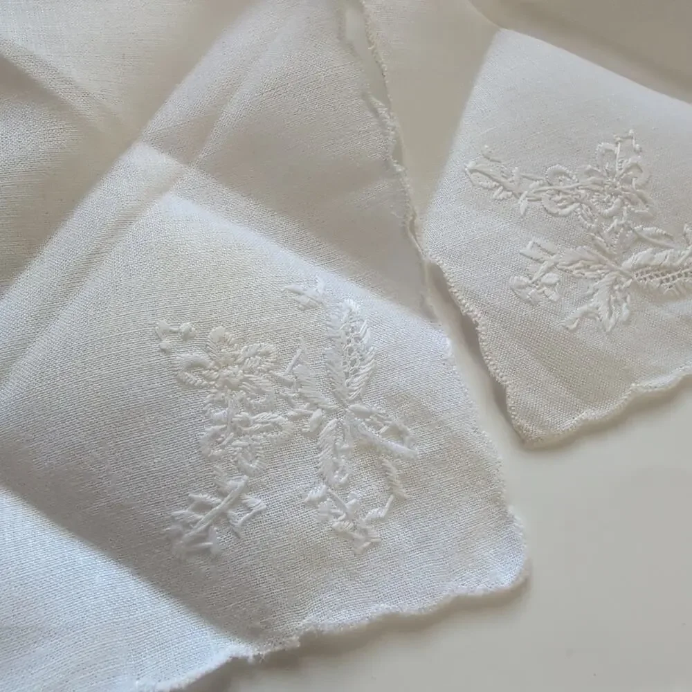 Vintage Set 25 Scallop Edged Embroidered Cloth Cocktail Napkins, 6.5